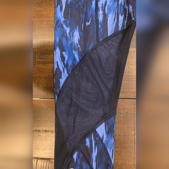 Lululemon Blue and Black Leggings with Dynamic Pattern Size 6 - Picture 6 of 8